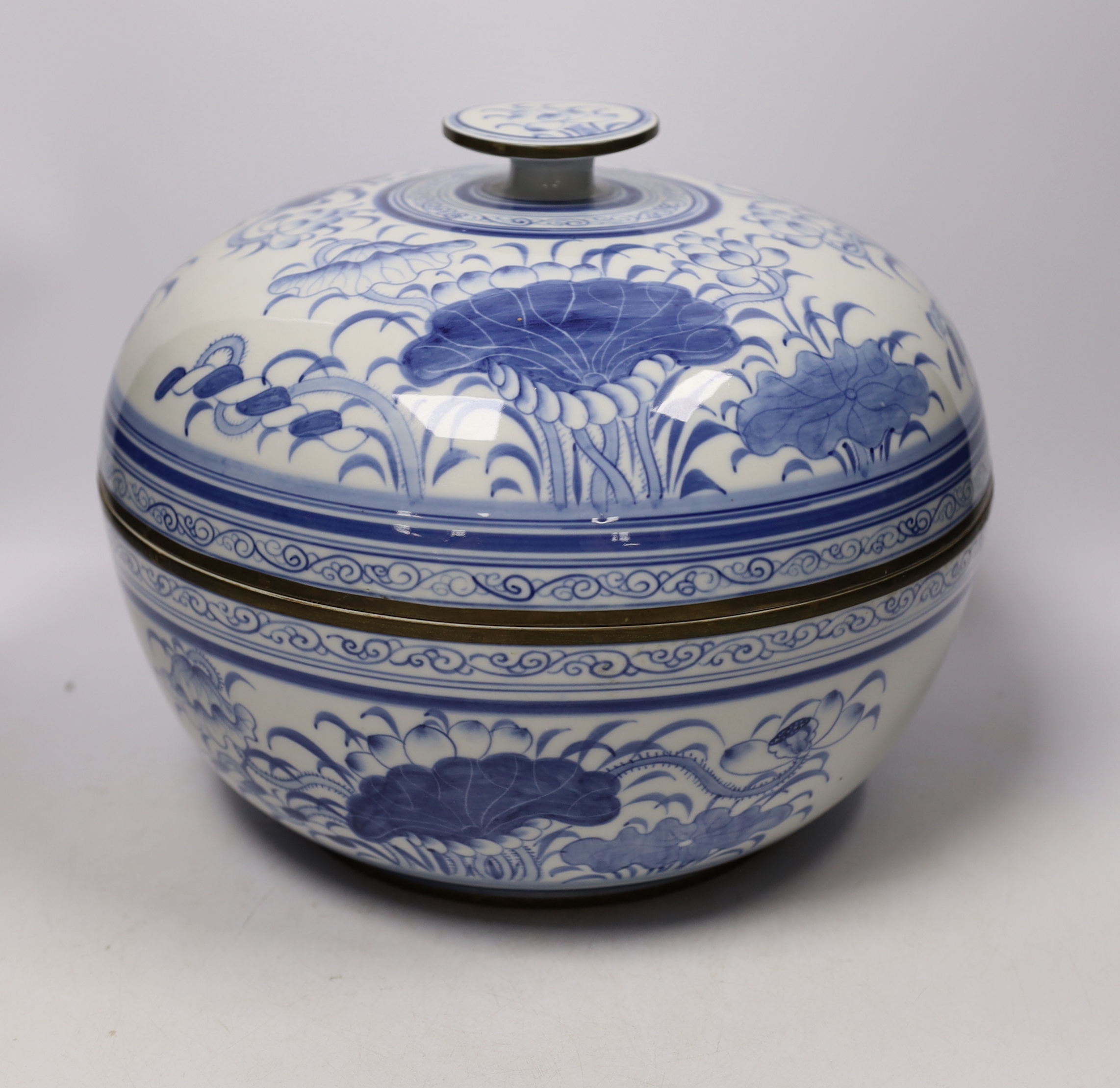 A blue and white Oriental bowl and cover, 29cm diameter